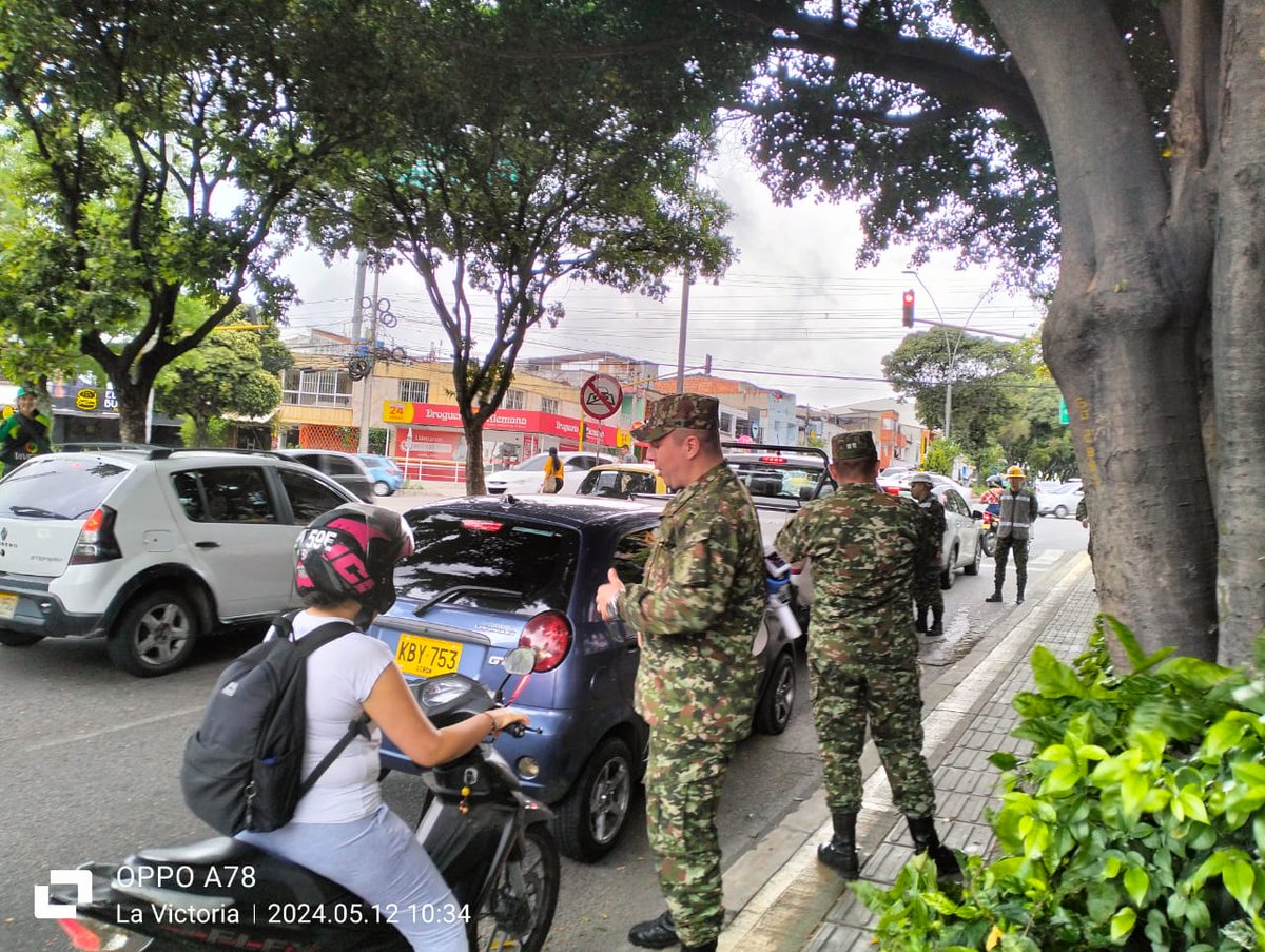 En Lebrija, #Santander, el Batallón de Acción Integral N.º2, salió a las calles para hablar con la comunidad sobre la prevención del reclutamiento forzado por parte de los grupos armados ilegales. #SiempreFirmes