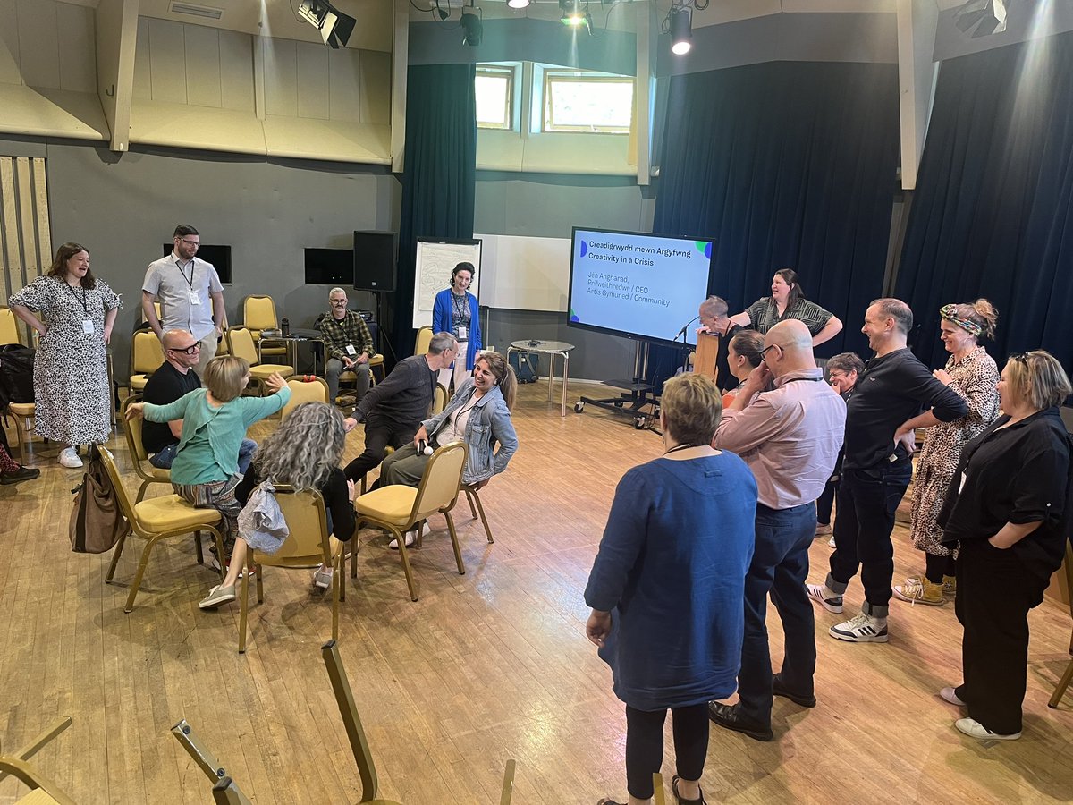 We start our 1st post lunch session Creativity in a Crisis with Jên Angharad, Prifweithredwr/CEO @ArtisCommunity How can we be creative at a time of crisis, how do we think creatively about improving our practice, how to think about the next steps for our org? #CreuCymruConf24