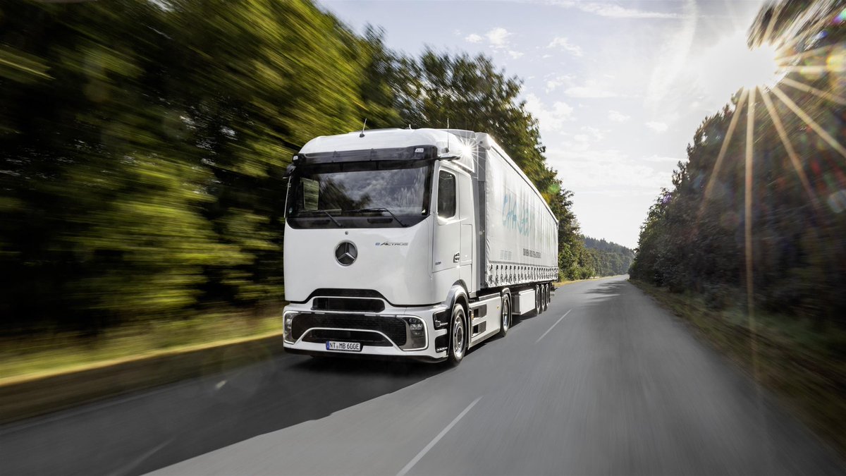 The arrival of the recently launched eActros 600 tractor unit means Mercedes-Benz Trucks now offers a comprehensive line-up of battery electric vehicles to hauliers in the UK.

But that’s not all …. 👉🏻 bit.ly/3WCFYj7 

#commercialmotor #mercedesbenztrucks