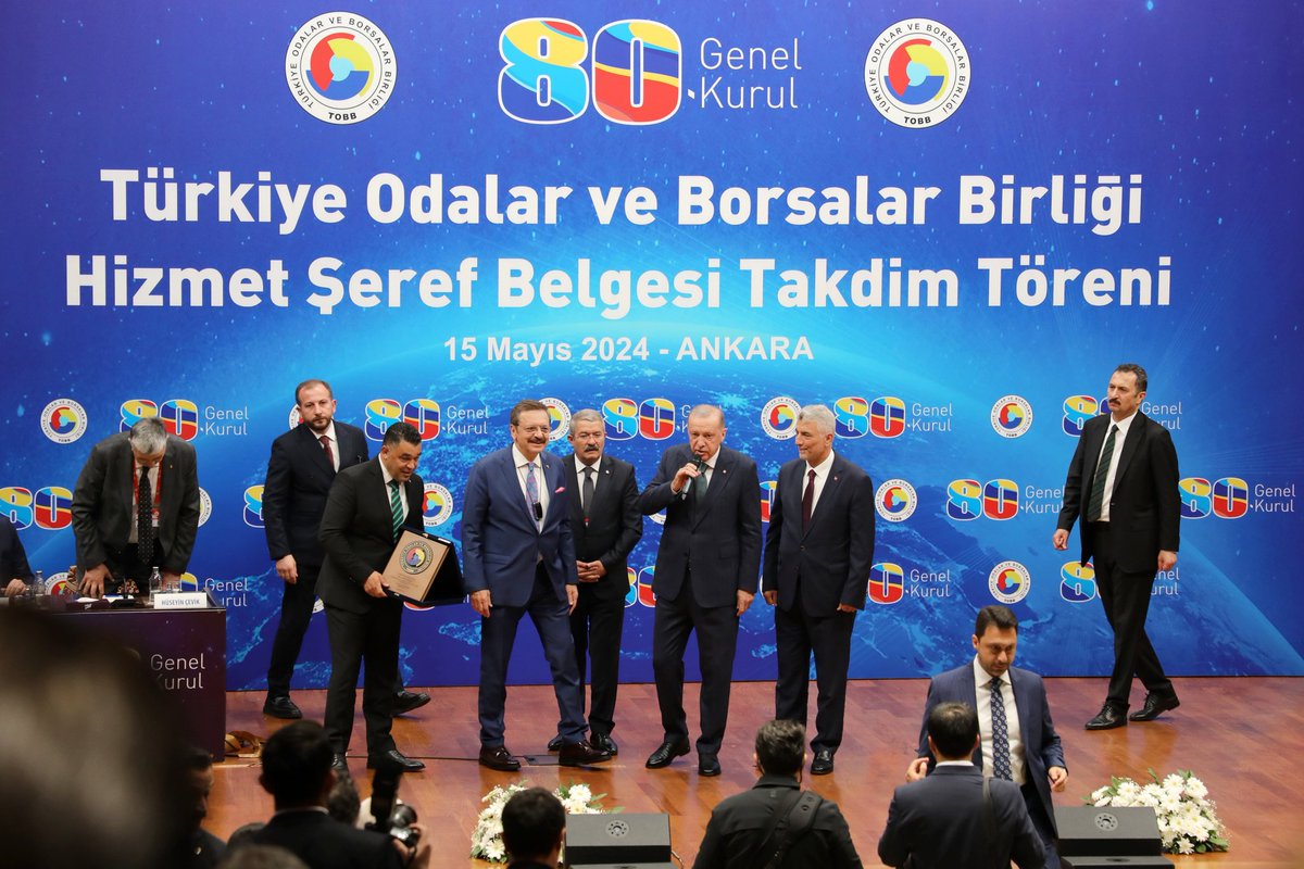 vantsokurumsal's tweet photo. Cumhurbaşkanımız Sayın Recep Tayyip Erdoğan; TOBB Hizmet Şeref Belgesi Takdim Töreni'nde Yönetim Kurulu Başkanımız Necdet Takva'ya "Hizmet Şeref Belgesi" verdi.

Başkanımız @NecdetTakva ise Cumhurbaşkanımız Sayın @RTErdogan'a "Van Kilimi" hediye etti. https://t.co/Phdp9oJzkD