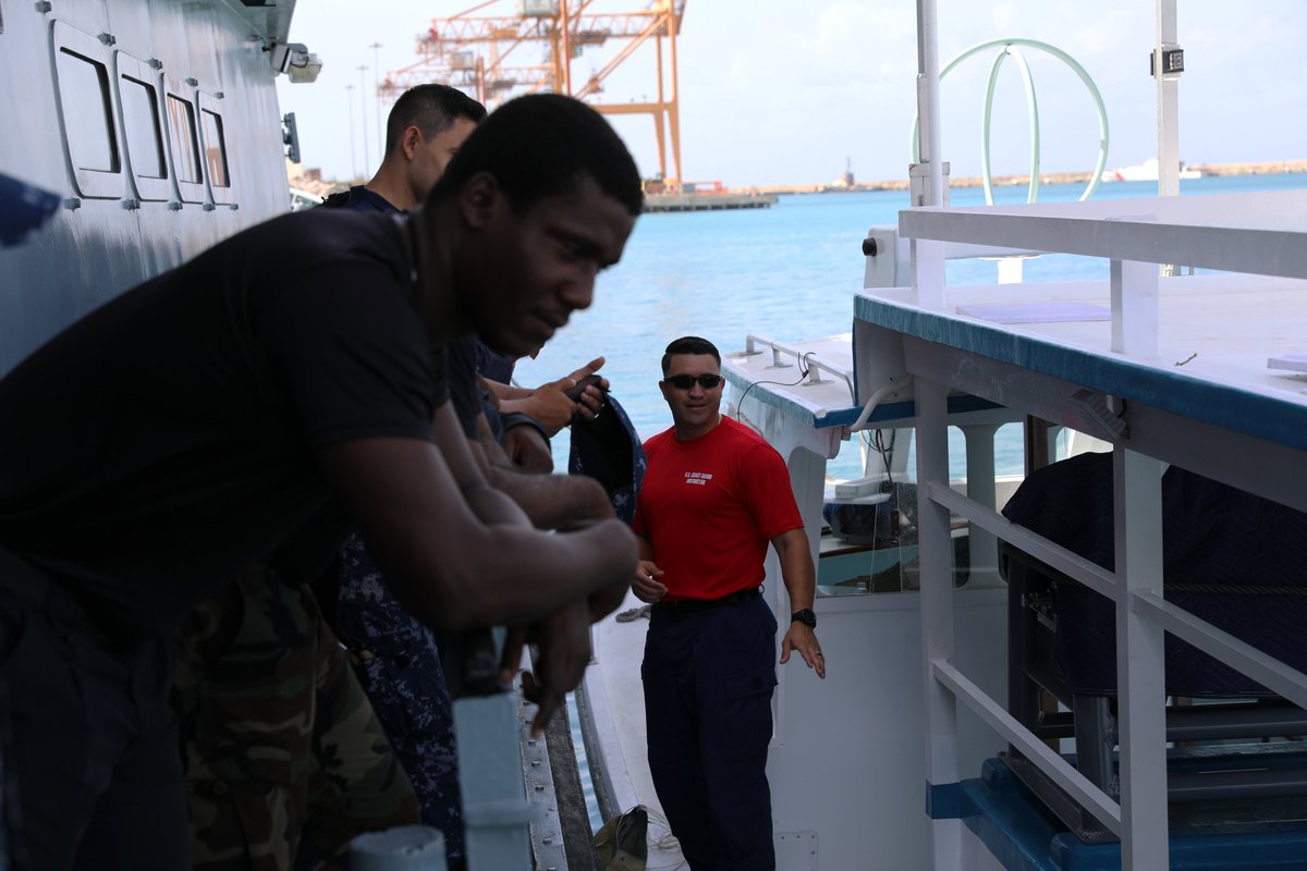 Coast guards from various nations assembled in #Barbados for #TRADEWINDS24 to tackle illegal fishing (#IUU). #TW24 is a @Southcom-sponsored, regionally oriented annual exercise. #IUUFishing 
Read it: dvidshub.net/news/471086/co…