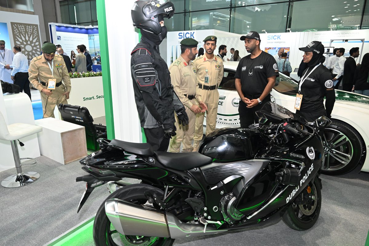 #News | Dubai Police’s ‘Hayabusa’, K9 and other Advanced Security Inspection Services dazzle visitors at Airport Show 2024

Details:
dubaipolice.gov.ae/wps/portal/hom…

#YourSecurityOurHappiness
#SmartSecureTogether