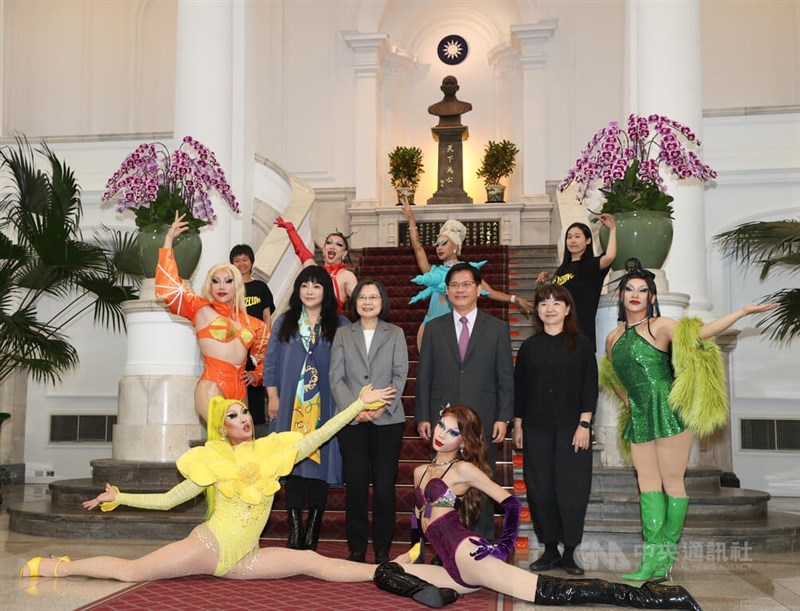 Taiwanese drag star Nymphia Wind met President Tsai @iingwen & presented a drag performance at the Presidential Office in Taipei Wednesday. 'This is probably the first Presidential Office in the world to have a drag queen perform,' Nymphia quipped. focustaiwan.tw/culture/202405…