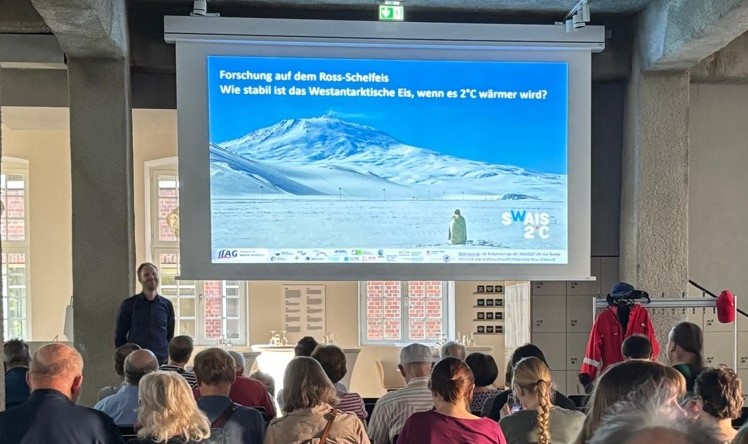 Über 80 Interessierte haben mit Arne Ulfers das #Antarktis-#Abenteuer im #Geomuseum #Münster noch einmal nacherlebt! Er setzt dort u.a. #LIAG-Bohrlochsonden zur #Forschung über den #Klimawandel ein. Besonderer Dank @KabothBahr @FU_Berlin für die Förderung der Reise! #Geophysik