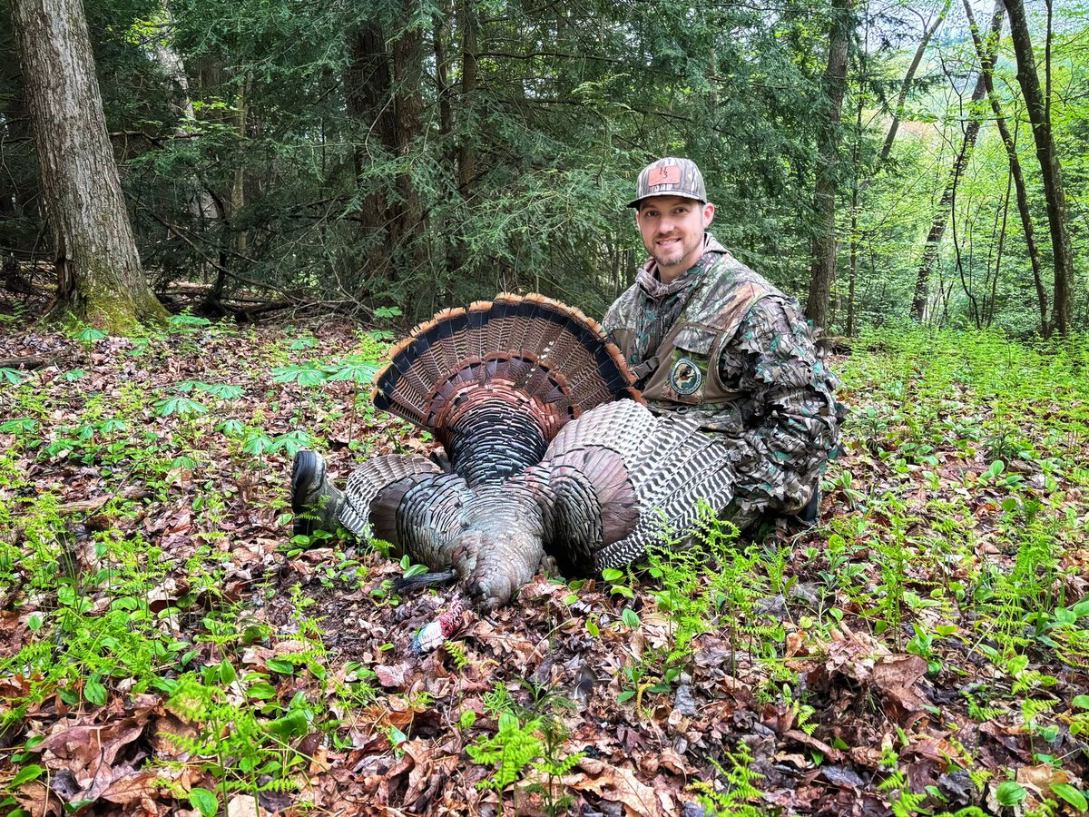 Huge congrats to our good friend Tyler Hanna over at @h3_gamecalls for getting it done on this hammer of a long beard Saturday morning!

@h3_gamecalls 

#turkey #turkeyhunting #cantstoptheflop #longbeard #pahunting #thunderchicken #fullstrut #gobbler #jellyhead