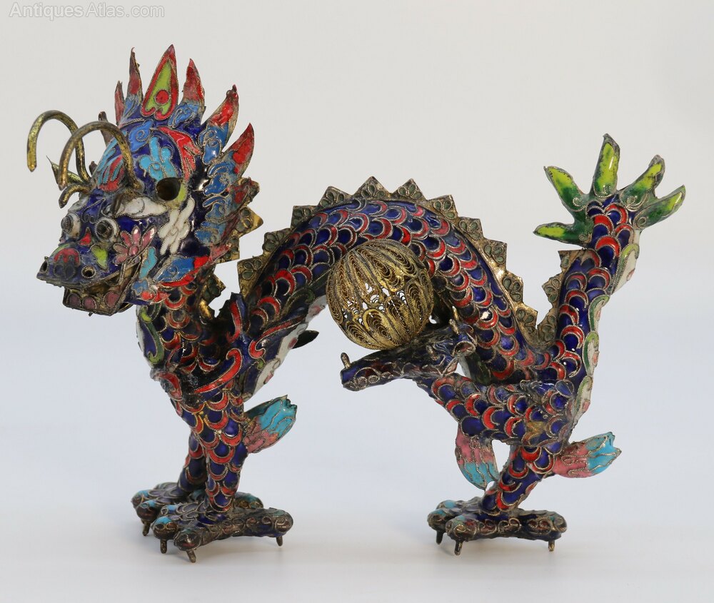 For sale on Antiques Atlas is this A Chinese cloisonne sculpture of a dragon antiques-atlas.com/antique/a_chin… Then the whole dragon has been filled in between the wires with bright glass enamels
From Robert Belcher Antiques
 #Antiques #cloisonné #cloisonne #cloisonnedragon