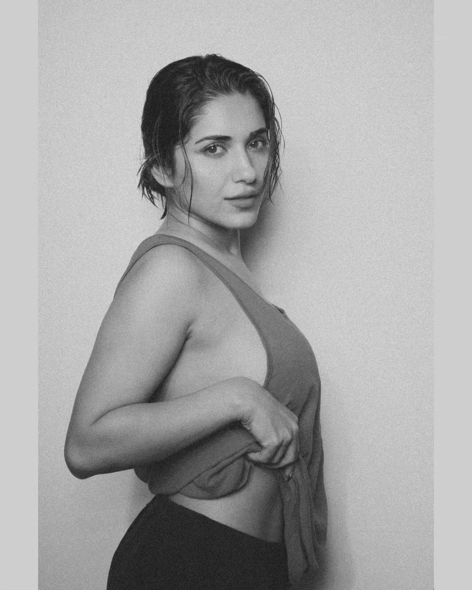 Sizzling hot and glamours beauty @iRuhaniSharma 🔥🔥

#RuhaniSharma #SillyMonksTollywood