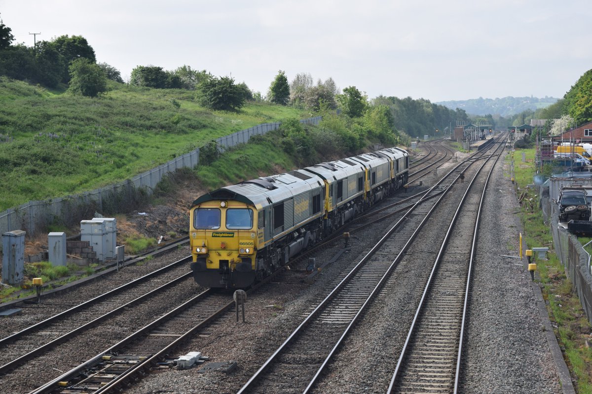 Do the conga!

Four sheds for the price of one, 66505, 66533, 66568 and 66591 all headed to Leeds Balm Road. 13/05/2024

#shedwatch @RailFreight