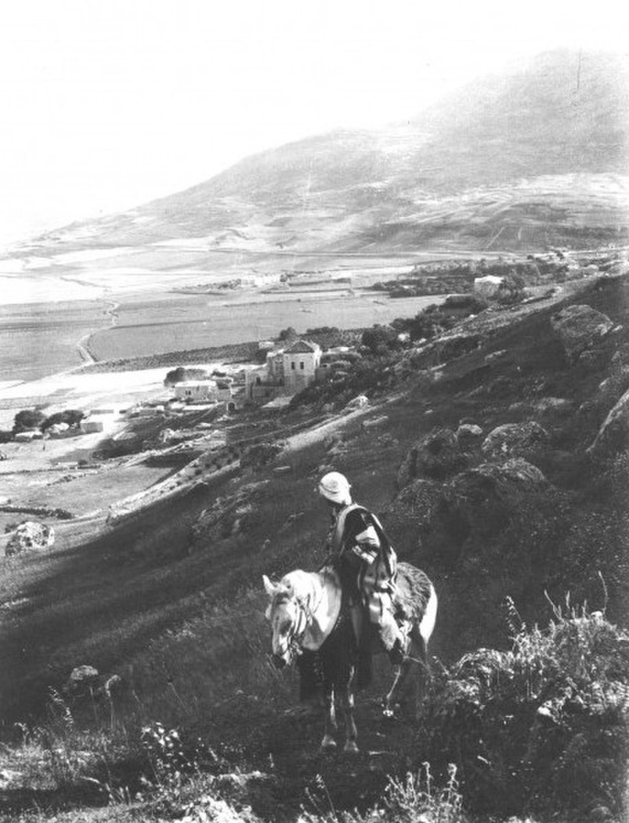قرية عسكر شرق مدينة نابلس عام 1915 

تصوير : خليل رعد