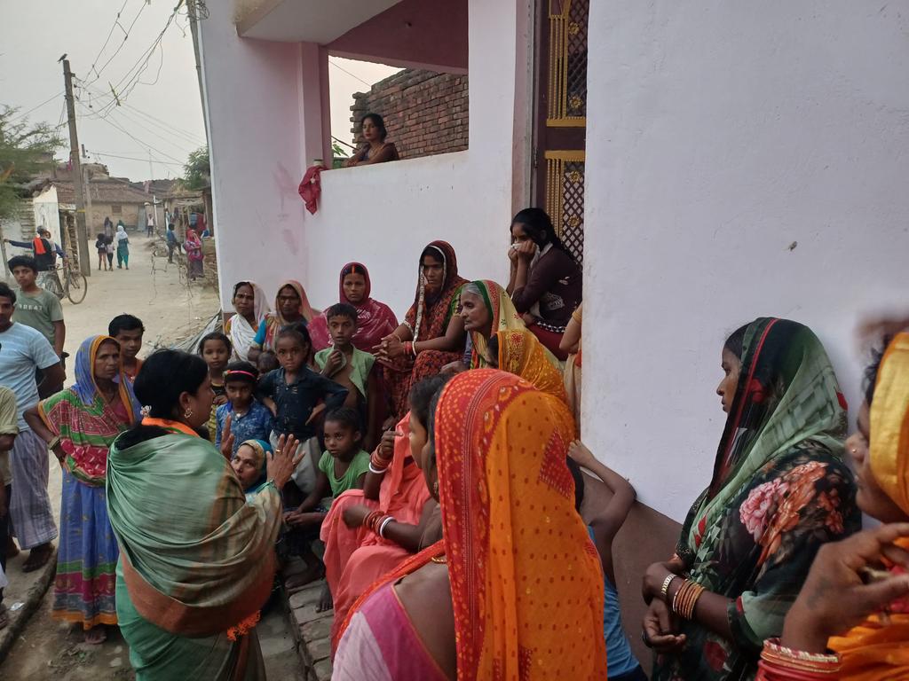 DharmshilaBJP12's tweet image. शिवहर के ढाका विधानसभा स्थित गमहरिया गांव में साहू समाज से संवाद कर जदयू प्रत्याशी श्रीमती @LovelyAnand_  जी के पक्ष में वोट देकर देश के यशस्वी प्रधानमंत्री आदरणीय श्री @narendramodi  जी के हाथ को मजबूत करने के लिए आह्वान किए।
#MyFirstVoteForModi 
#pehlavotemodiko