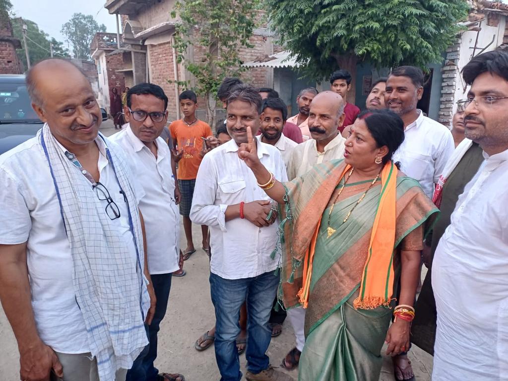 DharmshilaBJP12's tweet image. शिवहर के ढाका विधानसभा स्थित गमहरिया गांव में साहू समाज से संवाद कर जदयू प्रत्याशी श्रीमती @LovelyAnand_  जी के पक्ष में वोट देकर देश के यशस्वी प्रधानमंत्री आदरणीय श्री @narendramodi  जी के हाथ को मजबूत करने के लिए आह्वान किए।
#MyFirstVoteForModi 
#pehlavotemodiko