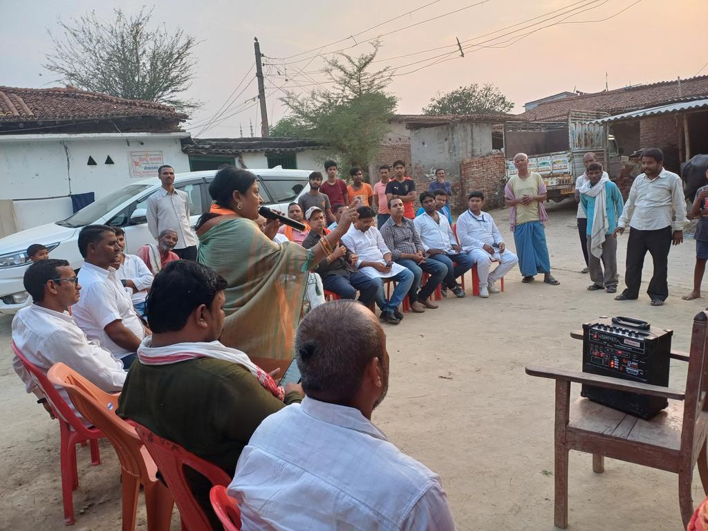 DharmshilaBJP12's tweet image. शिवहर के ढाका विधानसभा स्थित गमहरिया गांव में साहू समाज से संवाद कर जदयू प्रत्याशी श्रीमती @LovelyAnand_  जी के पक्ष में वोट देकर देश के यशस्वी प्रधानमंत्री आदरणीय श्री @narendramodi  जी के हाथ को मजबूत करने के लिए आह्वान किए।
#MyFirstVoteForModi 
#pehlavotemodiko