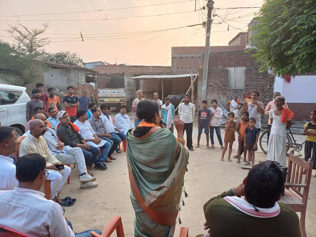 DharmshilaBJP12's tweet image. शिवहर के ढाका विधानसभा स्थित गमहरिया गांव में साहू समाज से संवाद कर जदयू प्रत्याशी श्रीमती @LovelyAnand_  जी के पक्ष में वोट देकर देश के यशस्वी प्रधानमंत्री आदरणीय श्री @narendramodi  जी के हाथ को मजबूत करने के लिए आह्वान किए।
#MyFirstVoteForModi 
#pehlavotemodiko