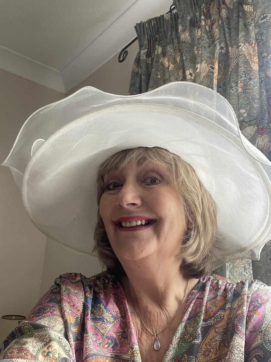 A hat!!! Thanks to the queen of pre loved Hela Wozniak Kay of @SisterSnog I’m going to Buckingham Palace in style! #creativeindustries #gardenparty