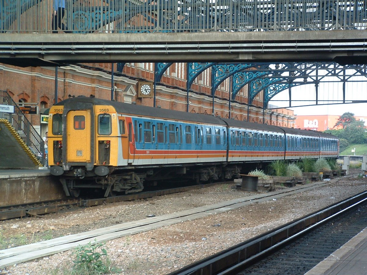 20 years ago I was just starting to take an interest in railways. Here is a Class 423 slam door unit (3563) in the early NSE inspired South West Trains livery at Bournemouth back on 15th May 2004. @BrianNe08342467 @trainfanmatt @303032T @Gordon_3417 @Gerbil1978 @NSE_Latchmere