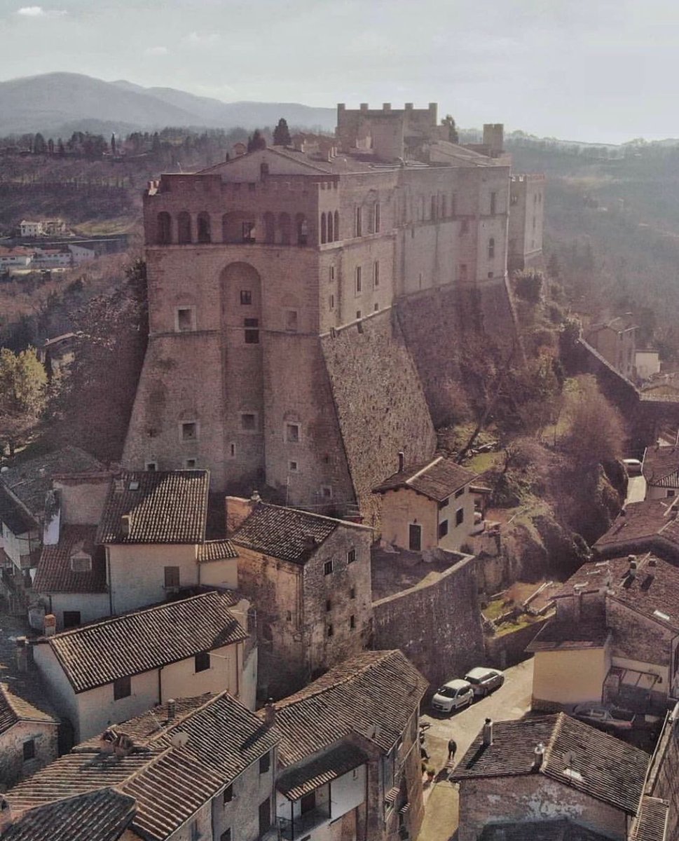 Benvenuti a #RoccaSinibalda, piccolo borgo nel verde dell'Alta #Sabina: un comune dalla storia antica, menzionato per la prima volta in un documento del 1084, legato al longobardo Sinibaldo 📷 Ig alessiodisilvestro #VisitLazio #LazioIsMe #LazioEternaScoperta