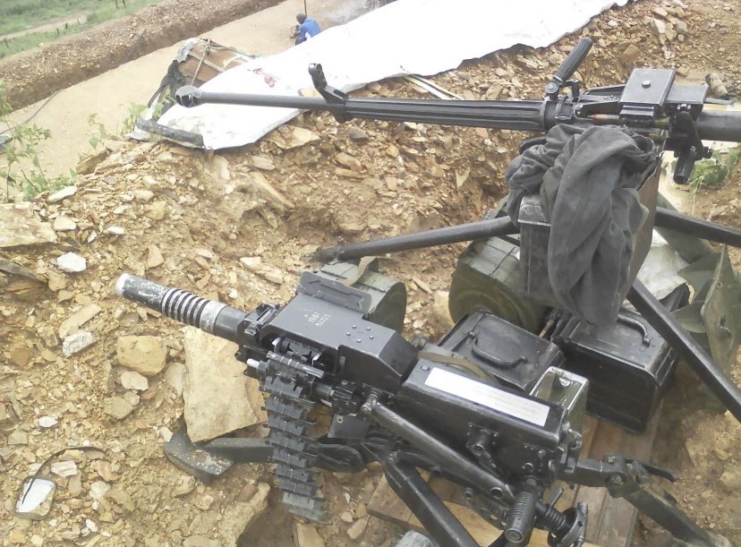 #RDC🇨🇩 Les #Wazalendo continuent de s'approvisionner en armes abandonnées par les filles de #Kagame en fuite. 😂 Piga kunguru mpaka mu lac! 😂 @Presidence_RDC