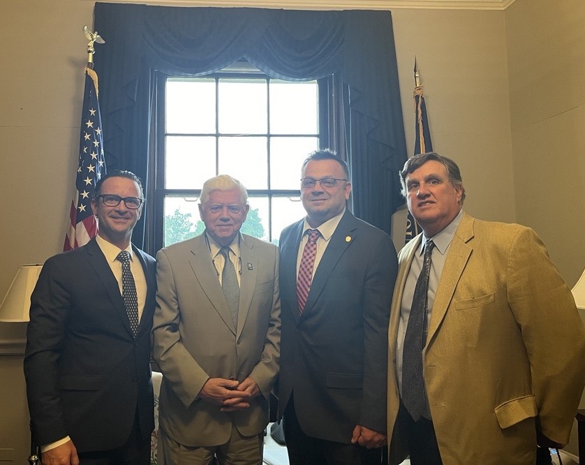 I met with @TheTCC during #InfrastructureWeek to discuss the importance of investing in CT’s roads, bridges, and transit. We've secured nearly $6 billion through the Bipartisan Infrastructure Law to rebuild and modernize our state's infrastructure & create good-paying jobs!