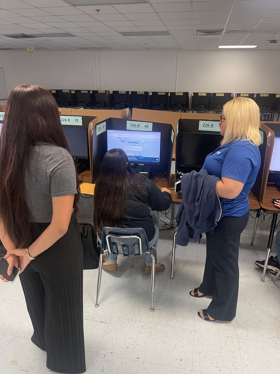 Thank you @MDCollege for coming out and helping our @HMLSrHighSchool #Seniors with FASFA @MDCPSNorth @YeseniaAponte05 @alexsantoyo75 @SuptDotres @SKrantz21 @StdtSvcsMDCPS