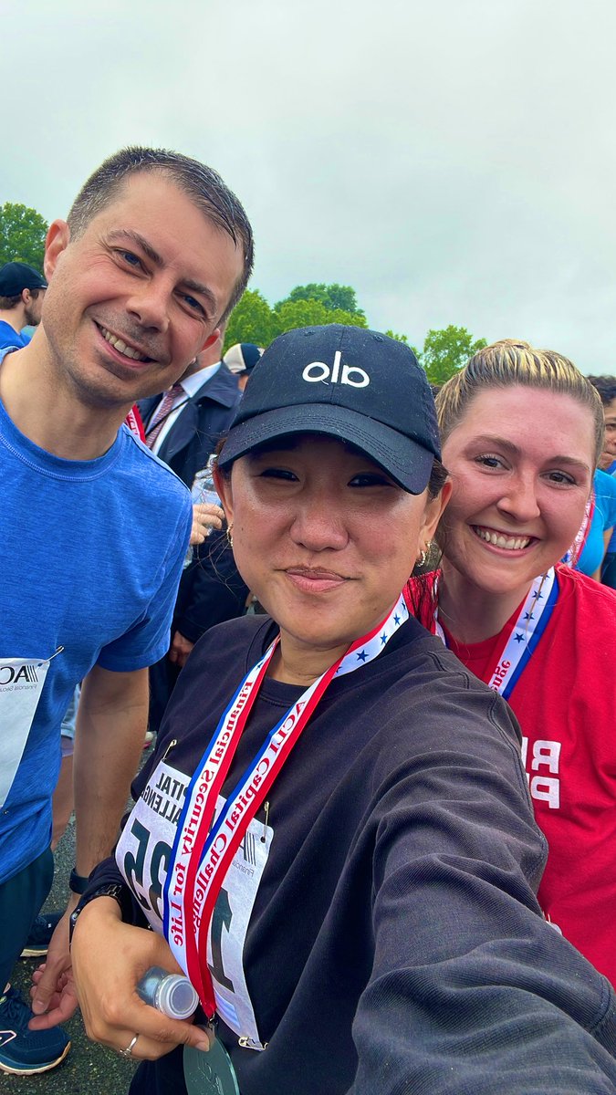 melissaykim's tweet image. .@kimifleming_ &amp;amp; I ran in our first ever ACLI Capital Challenge today and ran into a familiar face! 

#CapChallenge