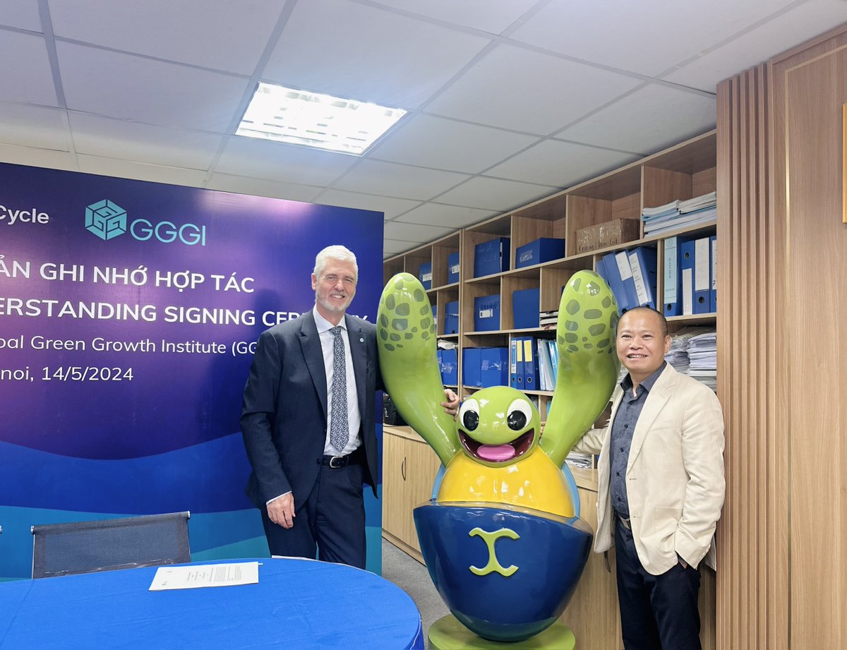 GGGI &amp; VietCycle signed an MoU to promote innovative &amp; inclusive solutions to tackle plastic waste issues in🇻🇳! #plasticrecycling, #wastemanagement &amp; supporting informal plastic #wastepickers
📸Dr. <a href="/FrankRijsberman/">Frank Rijsberman</a>, GGGI Director-General &amp; Mr. Tuan Nguyen, VietCycle CEO yesterday