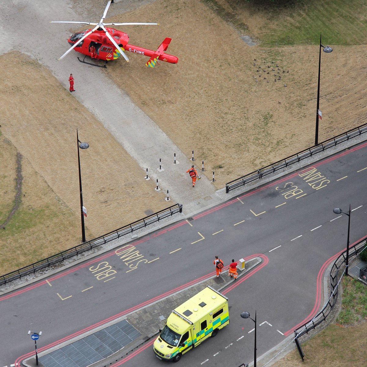 Did you know that we only airlift a minority of our patients to hospital? 🚁​ In most cases our advanced trauma team will stabilise the patient on scene and accompany them by land ambulance to the nearest Major Trauma Centre with @Ldn_Ambulance 🚑 📷 Matthew Bell