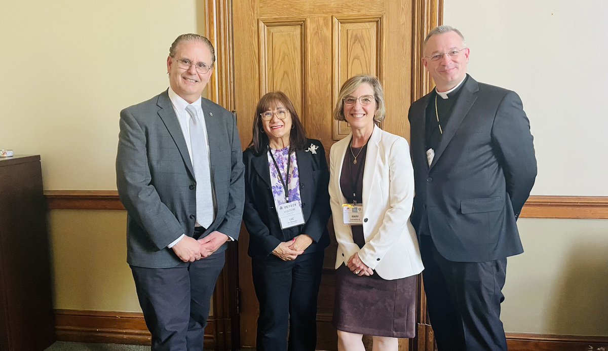 RudyCuzzetto's tweet photo. Minister @Sflecce and I were thrilled to meet with many friends and fellow advocates for Catholic Education yesterday at Queen's Park, including @DPCDSBSchools Chair Luz del Rosario and Catholic student trustee leaders from #MississaugaLakeshore and across Ontario. #OntEd #CathEd https://t.co/p7yPmp6H2b