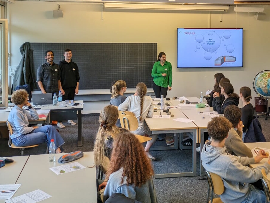 ℹ️ For the #TecDay, researchers👨‍🔬 of the #Isotope #Geology group from the IFG @unibern 👩‍🔬 visited the Kantonsschule Trogen, Canton Apenzell,🇨🇭 and presented about #VolcanicEruptions and the effect of #MagmaViscosity. #SATW More info [De, Fr, It]: ⬇️ mint.satw.ch/de/tecdays