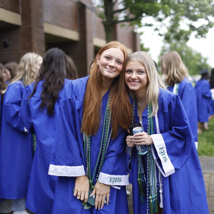 EastJessamineHi's tweet photo. Let's go! π#GradWalks https://t.co/NoswbneCtZ