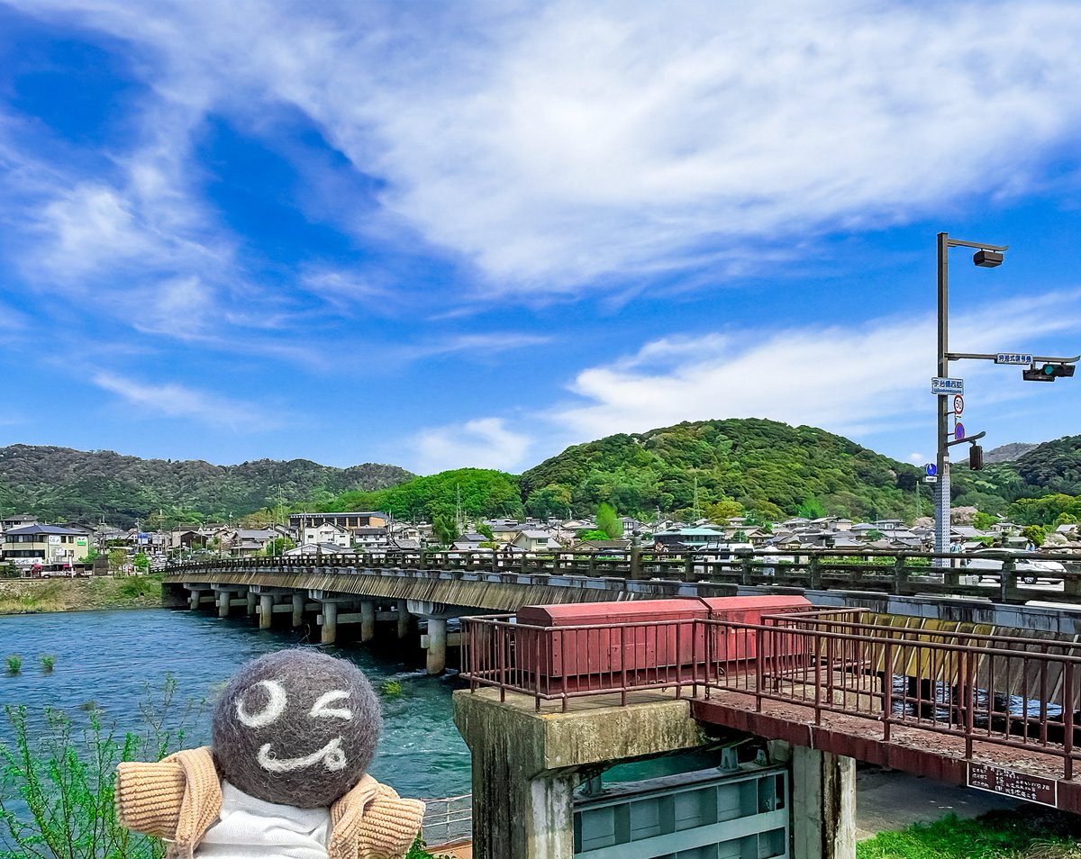 Hi!
I'm a #DeidaraBotchi.

This is the ‘ #UjiBridge ’, often mentioned in the #Anime ‘ #SoundEuphonium .

#宇治橋
#響けユーフォニアム
#AnimePilgrimage #アニメ聖地巡礼

#Uji #Kyoto #Japan

#Nuidori #ぬい撮り
#WoolFelt #NeedleFelt
#WoolFeltTravel #NeedleFeltTravel
#Travel