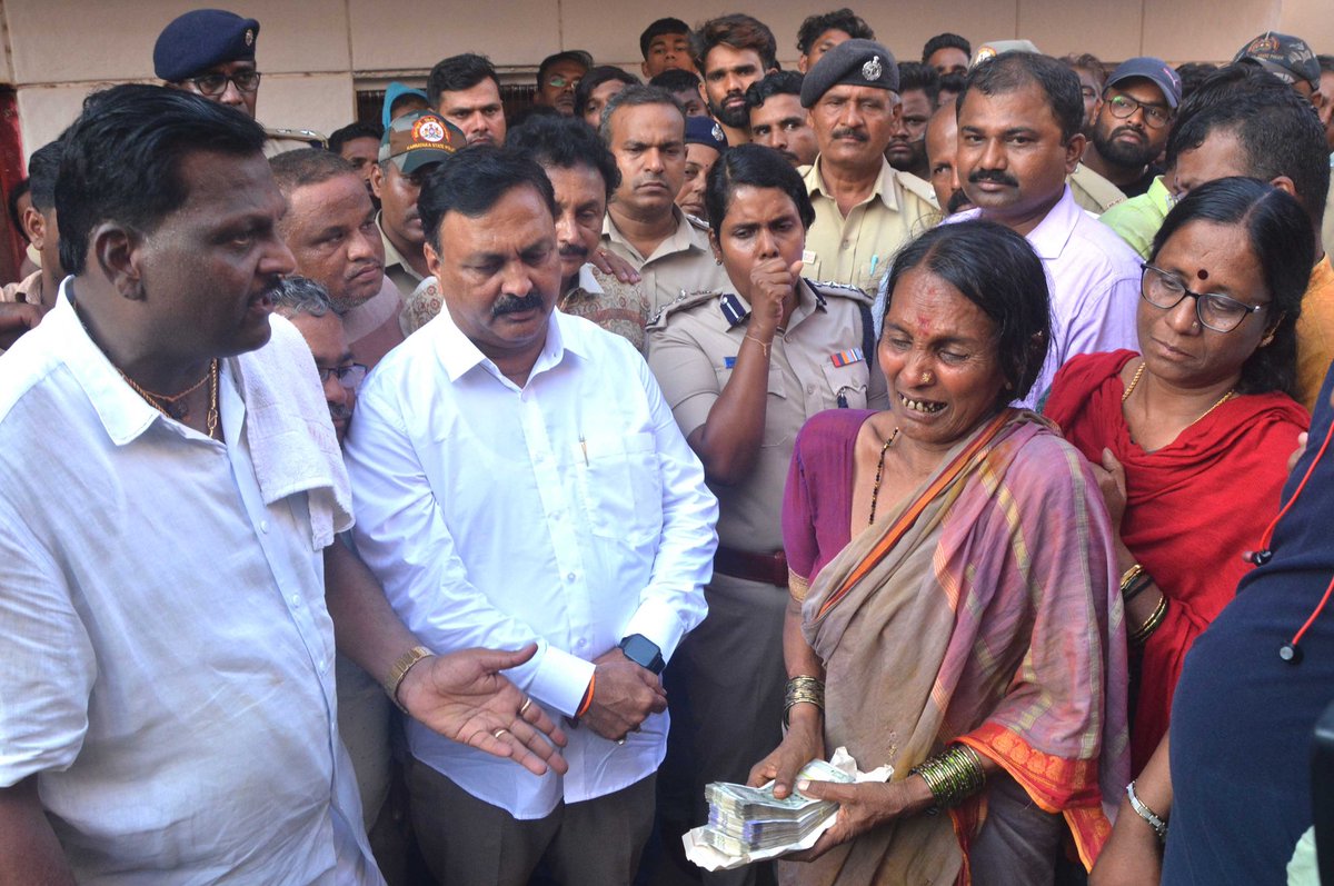 #HubballiMurder Father of #NehaHiremath who is also an area corporator donates Rs 1 lakh to family of #AnjaliAmbiger in #Hubballi BJP worker from the area Anup Bijwad gave a cheque for Rs 50,000 @NewIndianXpress @XpressBengaluru @KannadaPrabha @HemanthTnie