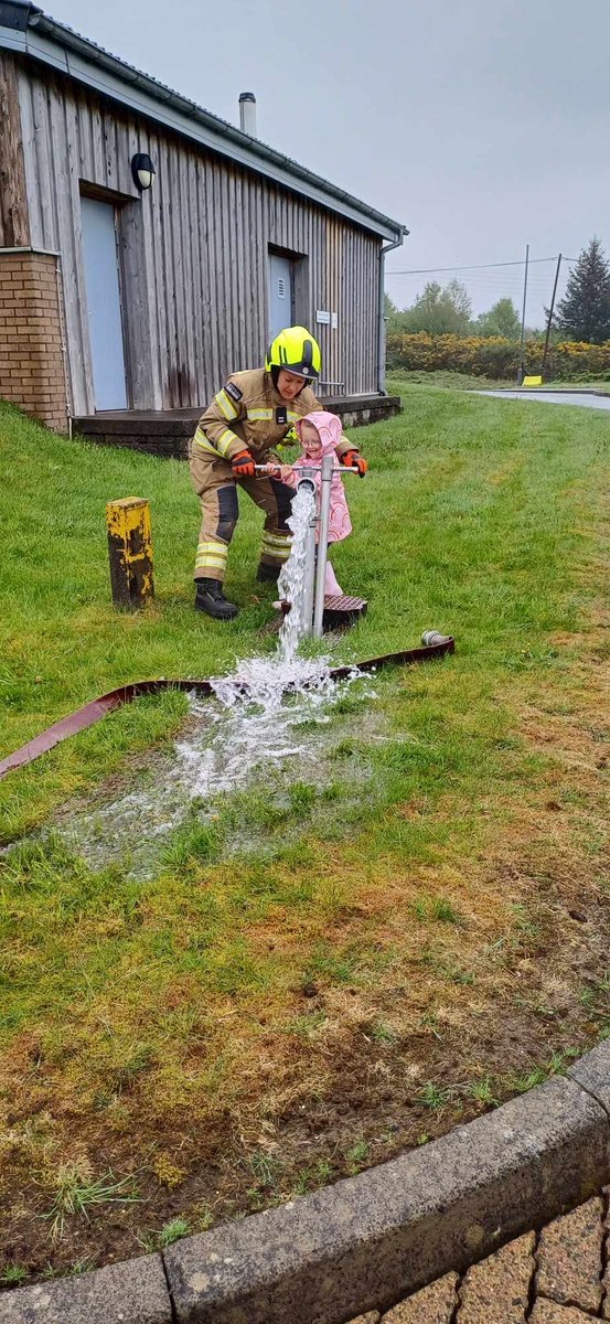 StrontianFire's tweet image. Lochaline Nursery (LochalineLittle Otters) came to visit their Community Fire Station last week to explore the topic of “People who help us”…I think the crew had the most fun 🚒💦