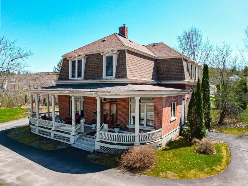 I've lived in Fredericton for 25 years and have always been curious about this house at the corner of Woodstock and Golf Club Road. With four bedrooms and two bathrooms, plus two one bedroom apartments, it's now on the market for $999,000. realtor.ca/real-estate/26…