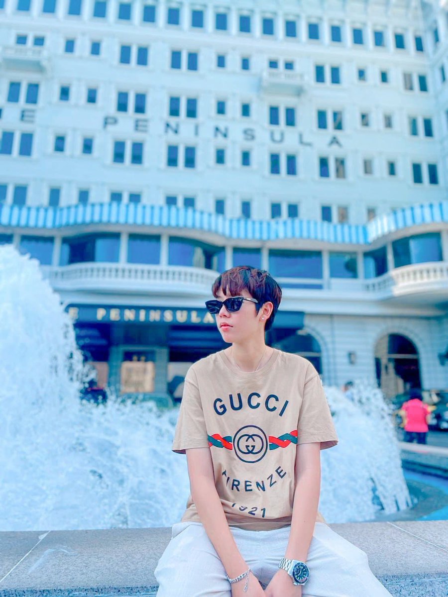 Outfit of The Day. 🇭🇰
ต่างหู Cartier
สร้อย BVLGARI
นาฬิกา Gucci
แว่นตา Gentle monster
สร้อยข้อมือ Dior 
พร้อมเสื้อยืด COTTON JERSEY 'GUCCI FIRENZE 1921' T-SHIRT 

ลุคสบายๆในวันนี้

#ป๊ายปายโอริโอ้