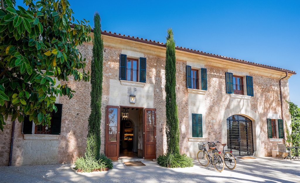 Delighted to welcome our first ' Hotel Villa ' , part of the The Lodge Mallorca estate. Book Directly with promo code TONIC in the usual way and save up to 17% plus free transfers.  #villasmallorca #thelodgemalloca

mallorcantonic.com/hotels/son-tut…