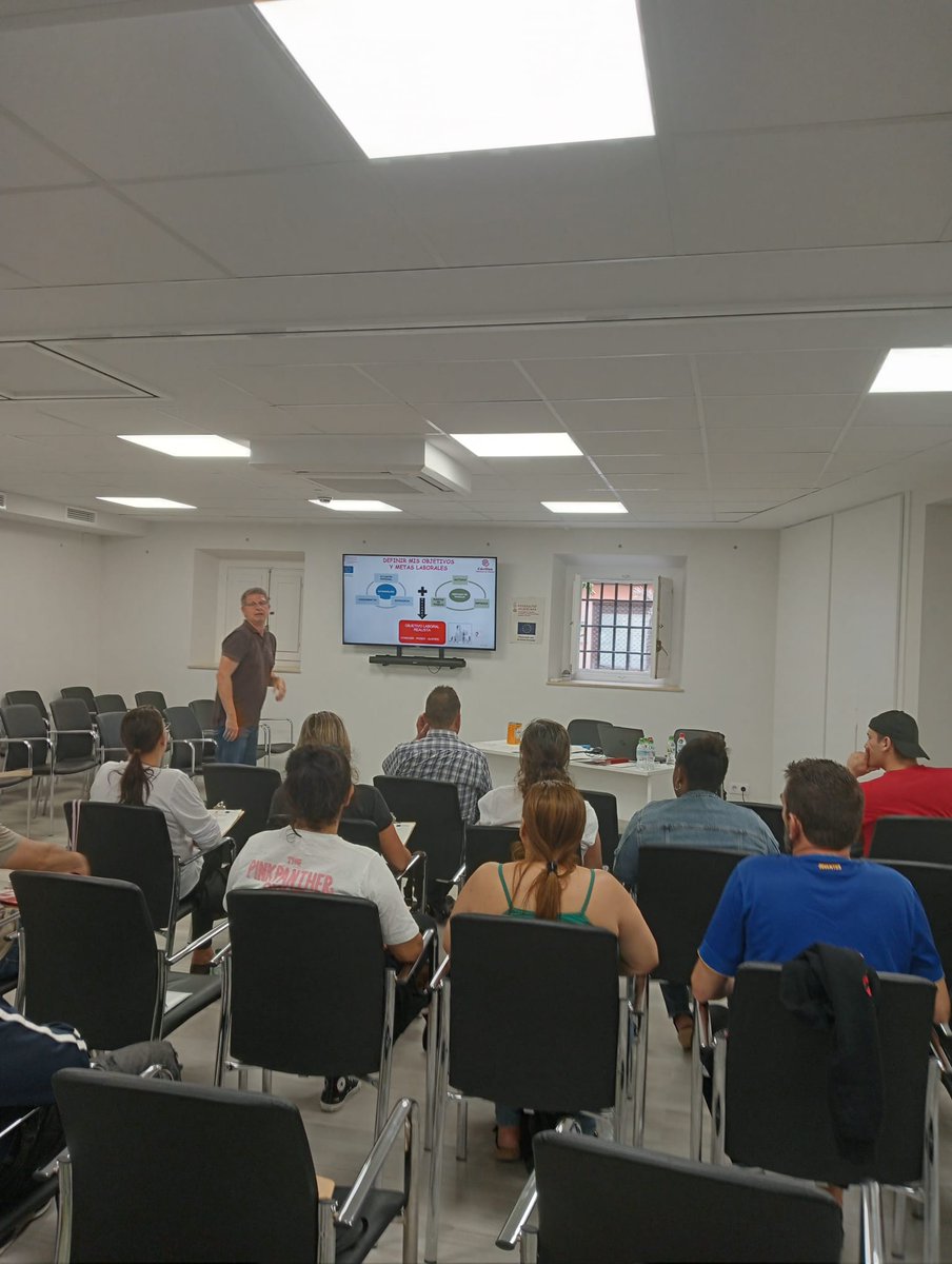 ♥️ #CáritasValencia Continuamos con los talleres grupales, esta vez se imparte el taller BAE de búsqueda activa de empleo para las personas que acompañamos desde el Programa de Empleo. Acción cofinanciada por la UE a través del Programa FSE+ Comunitat Valenciana 2021-2027