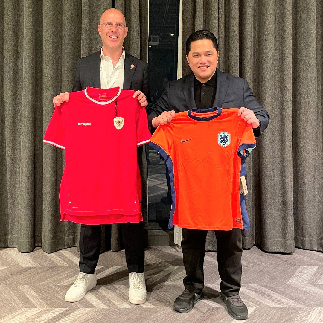 Sudah Dianggap seperti Saudara Jauh, Legenda Belanda Ini Tak Sabar Negaranya Jalani Laga Uji Coba Lawan Timnas Indonesia
            - galeri foto