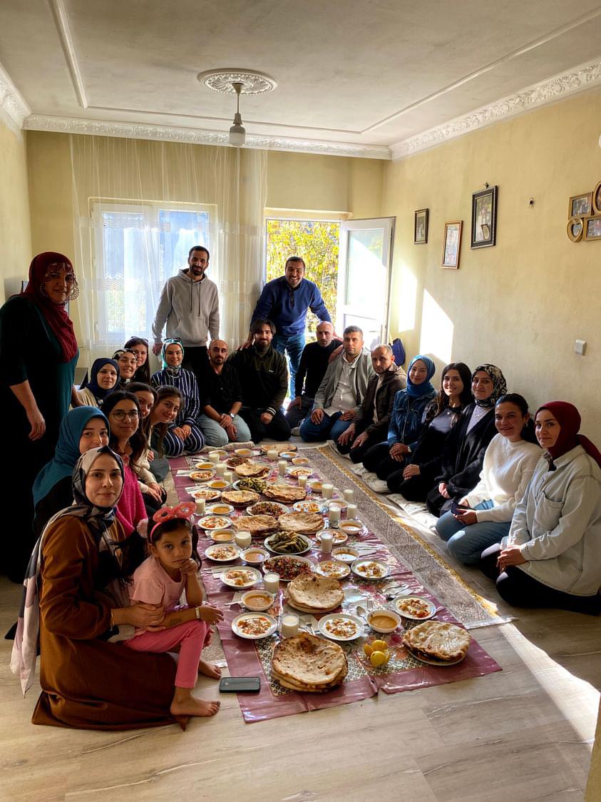 Bir öğrenci velisi 11 köyde görev yapan 21 öğretmeni ( çoğu yeni atanmış) evinde ağırladı. Bitlis Merkez köy okulu öğretmenleri