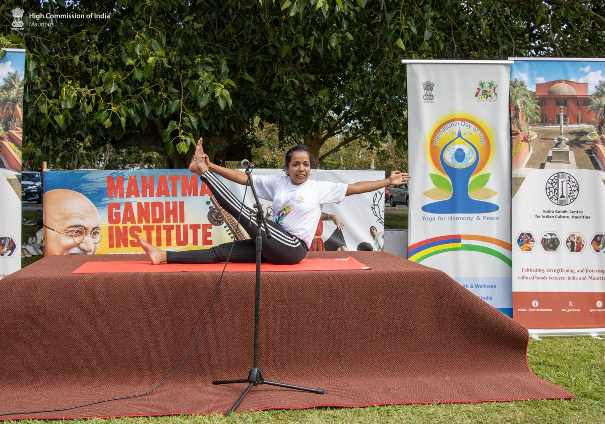 Over 200 students from the Mahatma Gandhi Institute, Moka joined a rejuvenating yoga session led by Ms. Sowmya, yoga instructor @iccr_portlouis, as part of  #IDY2024!

#IndiaMauritius 🇮🇳🧘🏻‍♀️🇲🇺