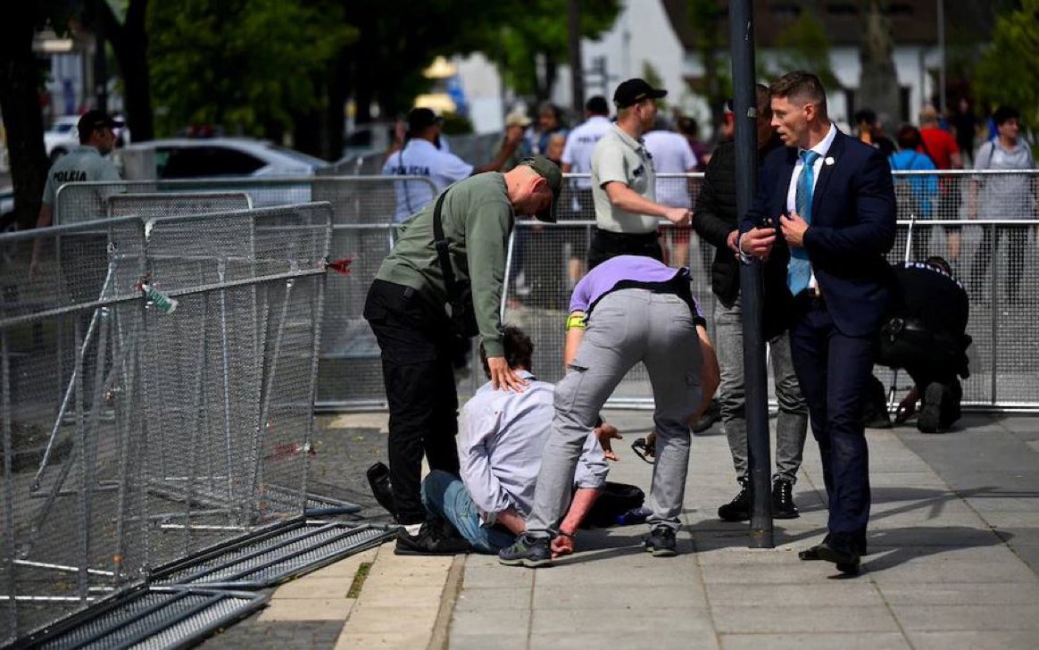 🇸🇰 | URGENTE: La situación del Primer Ministro de Eslovaquia, Robert Fico, es muy grave tras resultar herido en el estómago y el pecho, informan los medios eslovacos.