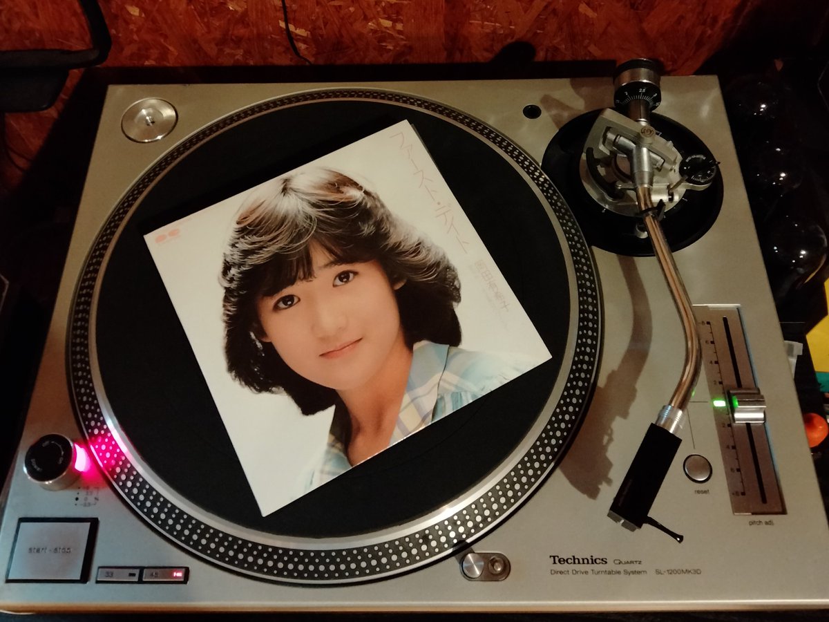 bittersweethome's tweet image. シングル盤、サマになるなあ。
#岡田有希子
#TechnicsSL1200