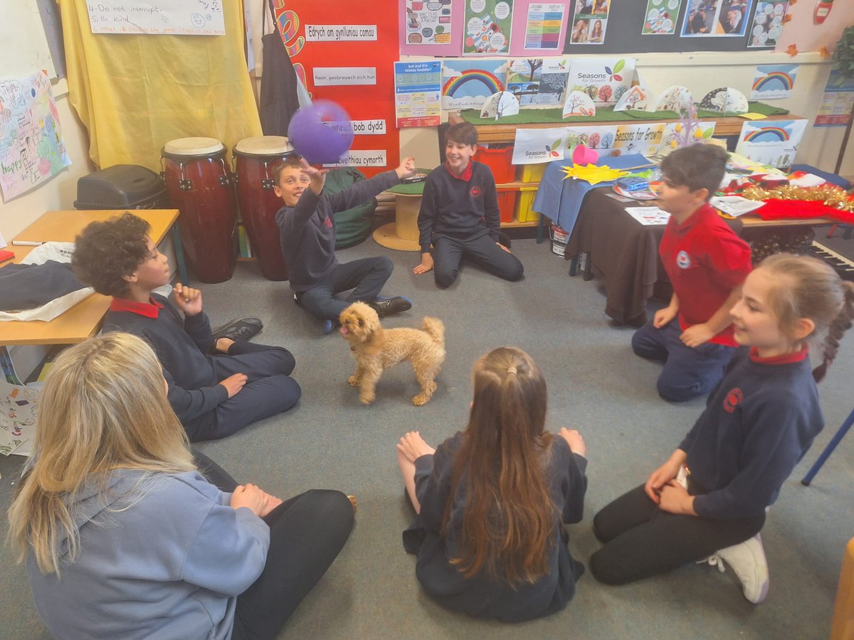 Diolch i Nel am ymweld â'r ysgol eto ddoe. Braf cael gwario amser gyda criwiau o ddisgyblion a dosbarthiadau. Thank you Nel for coming into school yesterday again.Lovely to see her spending time with groups of pupils and classes. @DenbighshireCC @LlC_Addysg @SISirDdinbych #cilles