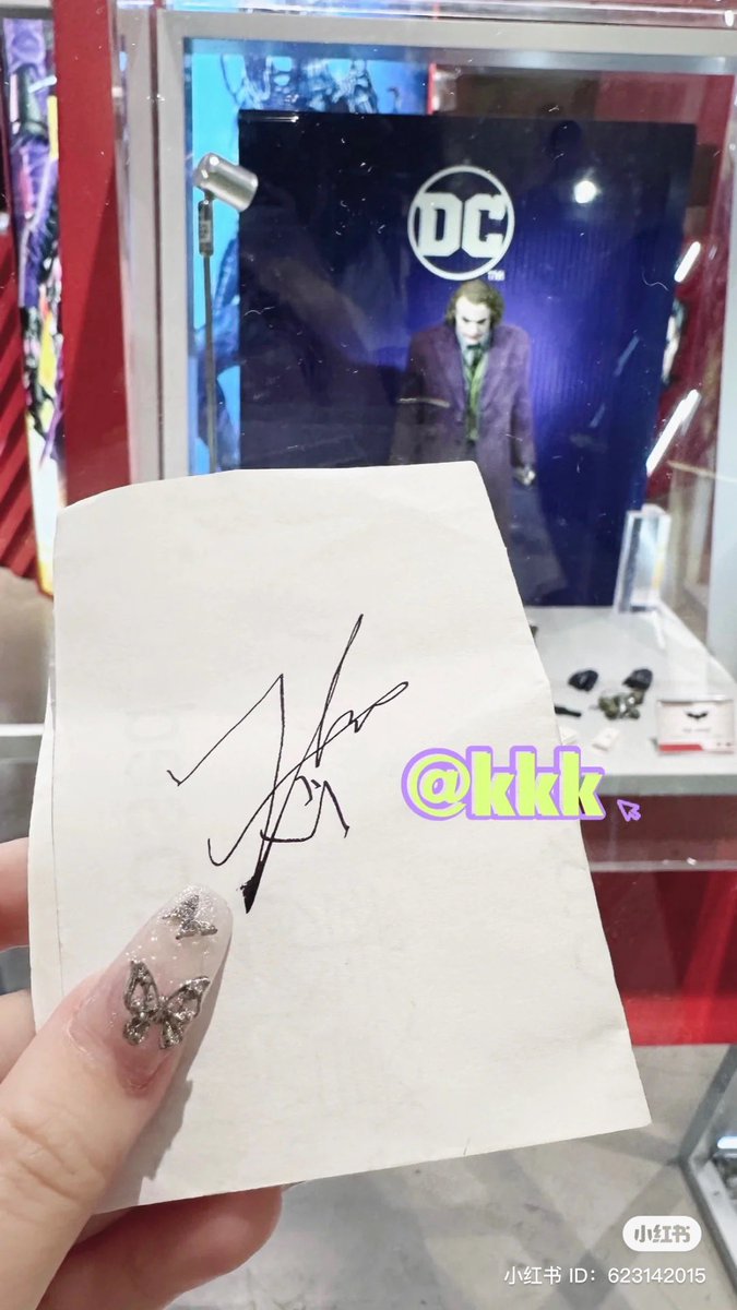 op met hyunsuk in hongkong hottoys! #최현석 (translation by @TYahjussi) pcr. kkk on xhs “coincidentally met hyunsuk in hk…🥹🙏 vaguely saw a green hair person it’s really hyunsuk🥲🥲 he’s a really really nice person! also gave a signature! ! in the beginning, the pen wasn’t