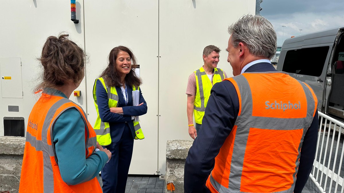 Schiphol doet een test voor het verminderen van ultrafijnstof (extreem kleine stofdeeltjes) op het platform van de luchthaven. Minister @markharbers bekeek de innovatieve installatie die de lucht zuivert van ultrafijnstof. Meer informatie: nieuws.schiphol.nl/schiphol-test-…