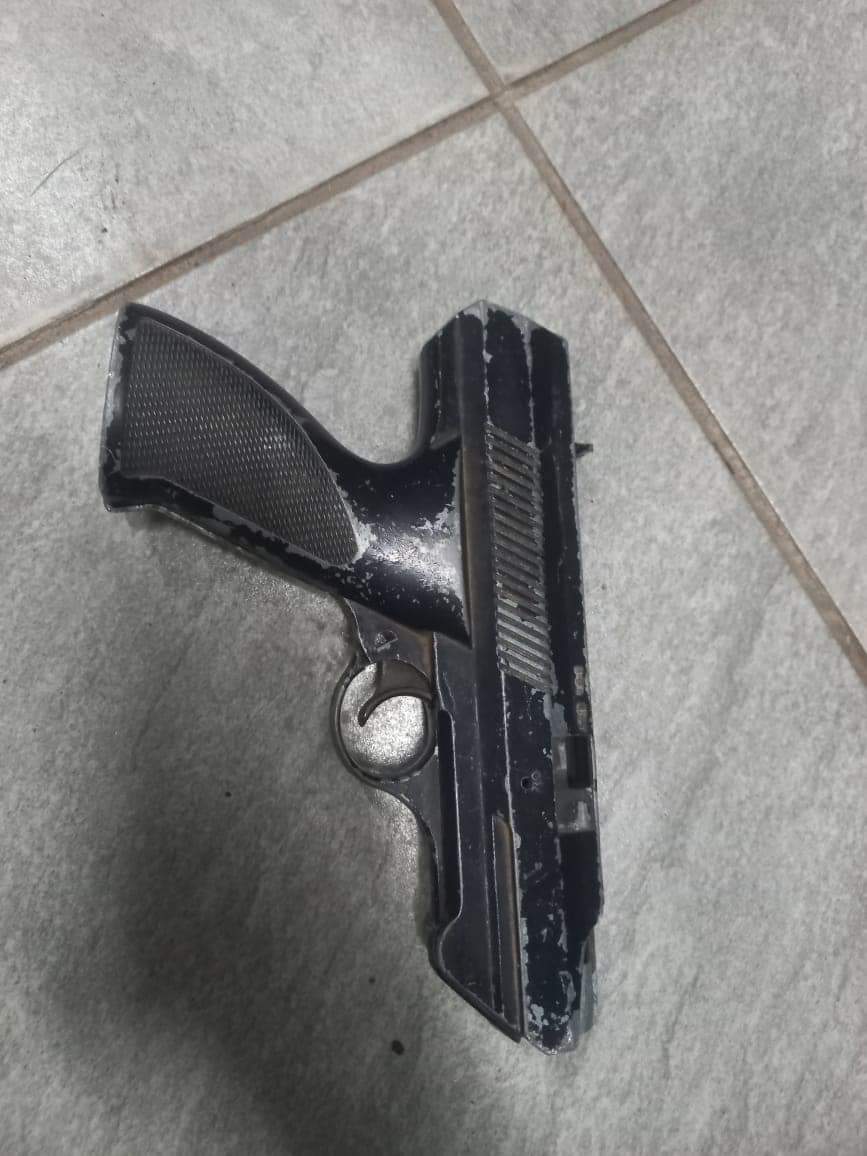 Senior Citizen Shoots Malawian Robbery Suspect in Maidstone - KZN

A 27 year old Malawian national suspect was shot during a robbery at a General Dealer in Maidstone - KZN this afternoon (Tuesday). 

A 69 year old Tongaat - KZN resident arrived at the store and witnessed three