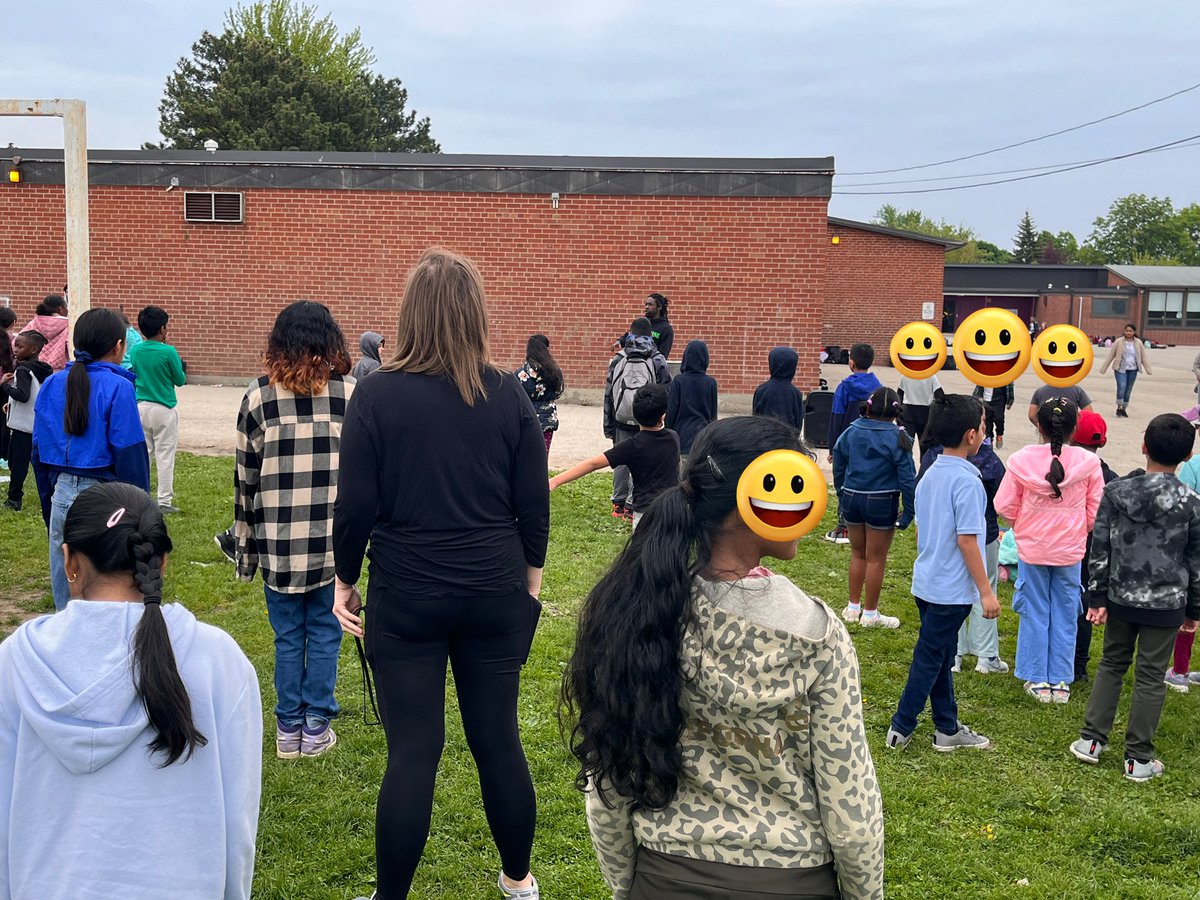 TDSB_IonviewPS's tweet image. @TDSB_IonviewPS moving with @kevindavoice for our first WORKOUT WEDNESDAY