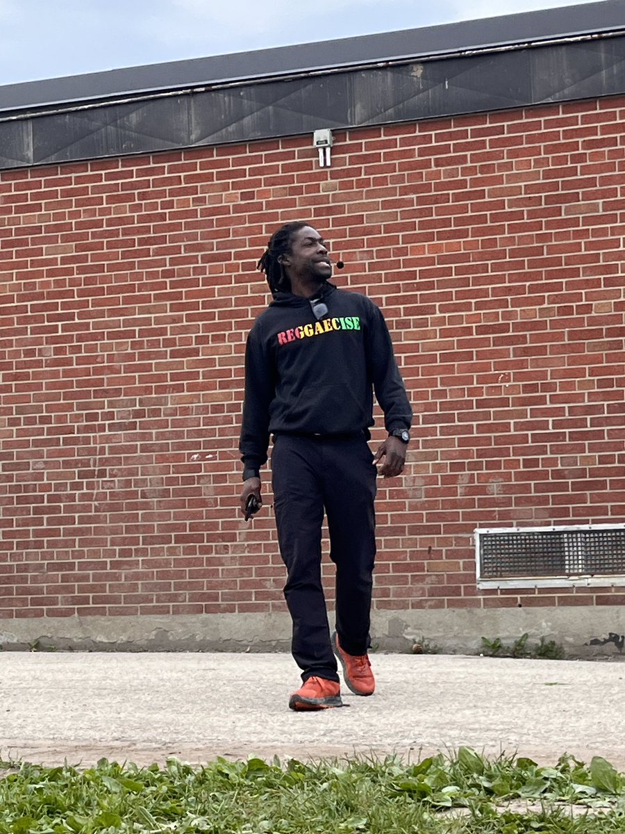 TDSB_IonviewPS's tweet image. @TDSB_IonviewPS moving with @kevindavoice for our first WORKOUT WEDNESDAY