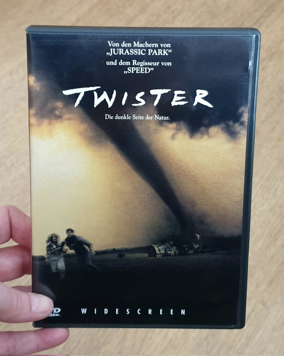 The movie #Twister directed by Jan de Bont is a masterpiece. It has a fantastic atmosphere,an exciting story, great effects & the performances are brilliant. 
#BillPaxton #HelenHunt #PhilipSeymourHoffman #CaryElwes #JamiGertz #AlanRuck #WendleJosepher #SeanWhalen #JoeySlotnick