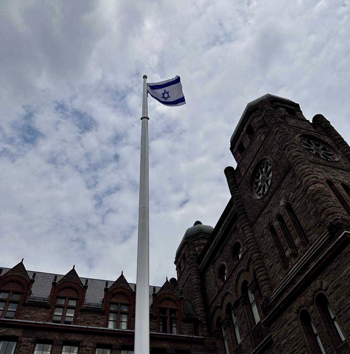 Dignitaries from all levels of government raised the flag of 🇮🇱 with us yesterday at the Ontario #Legislature, including Speaker of the Legislative Assembly, @MPPArnottWHH, Minister @MPPKerzner & MPP @StephenBlais. This year not only marks Israel’s 76th anniversary of