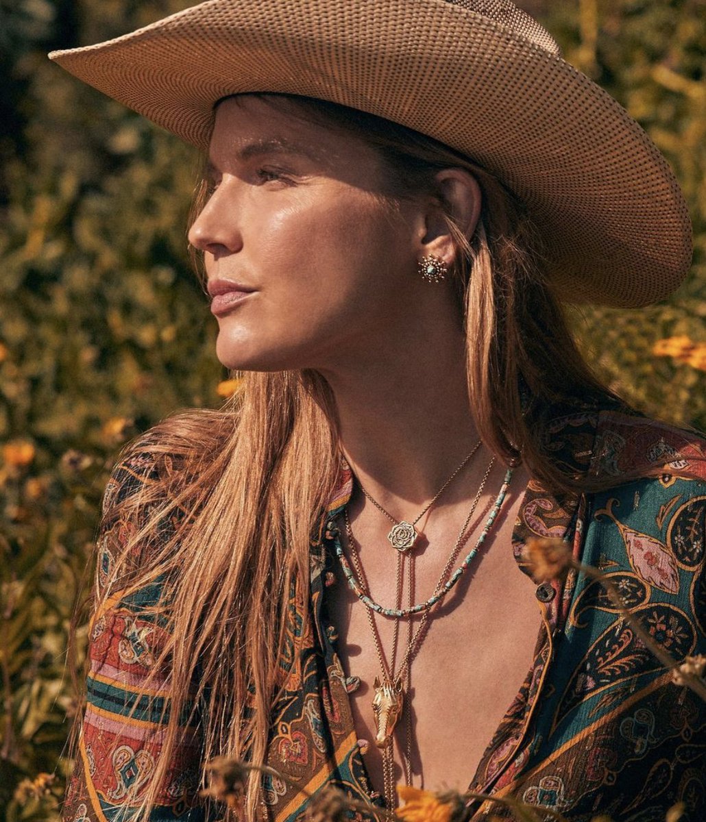 A cowgirl’s roots run deep and have many layers. 🤠✨ @kendrascott

#shoptheplaza #dallasshopping #luxuryshopping #dallastx #dallasboutique #dallaslifestyle #kendrascott #jewelry #accessories #western